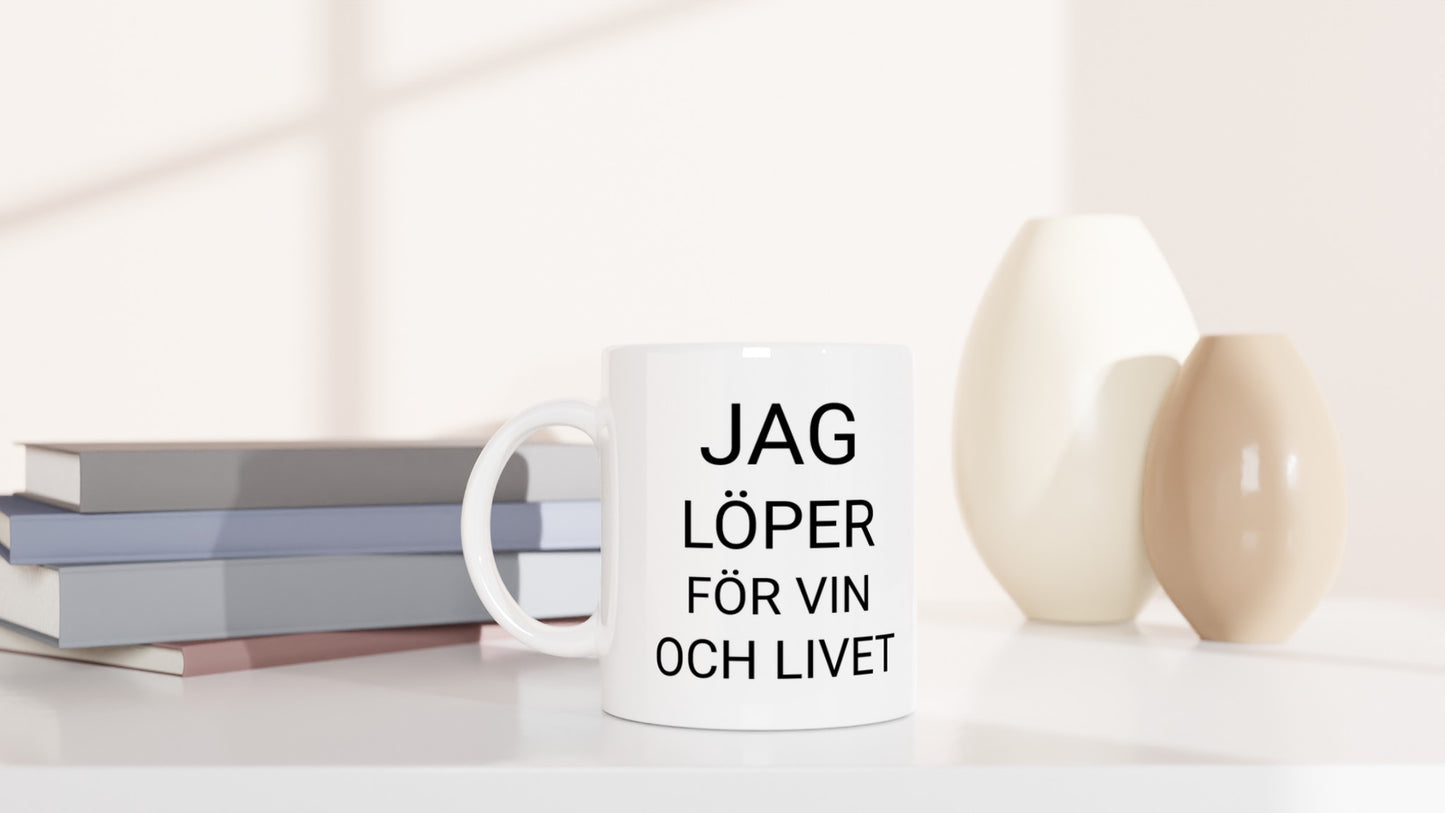Mugg med löpar- och vintema, perfekt för löpare som älskar vin. Humoristisk och unik design.