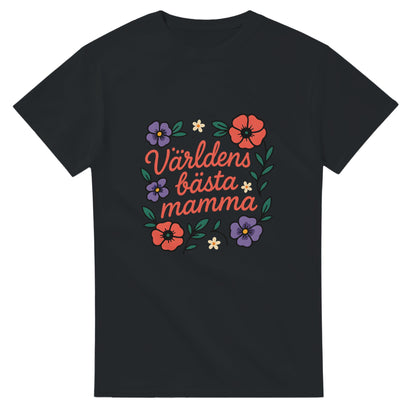 Chic T-shirt med blommönster och 'Världens bästa mamma' i mjukt typsnitt. Perfekt för alla mammor.
