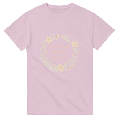 T-shirt med blommigt mönster och texten 'Världens bästa pappa' i luftig design. Skapa glädje med Pappas Blomsterskatt.