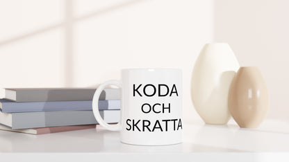 Mugg med texten Koda och Skratta 13 för kodare som uppskattar humor på jobbet.