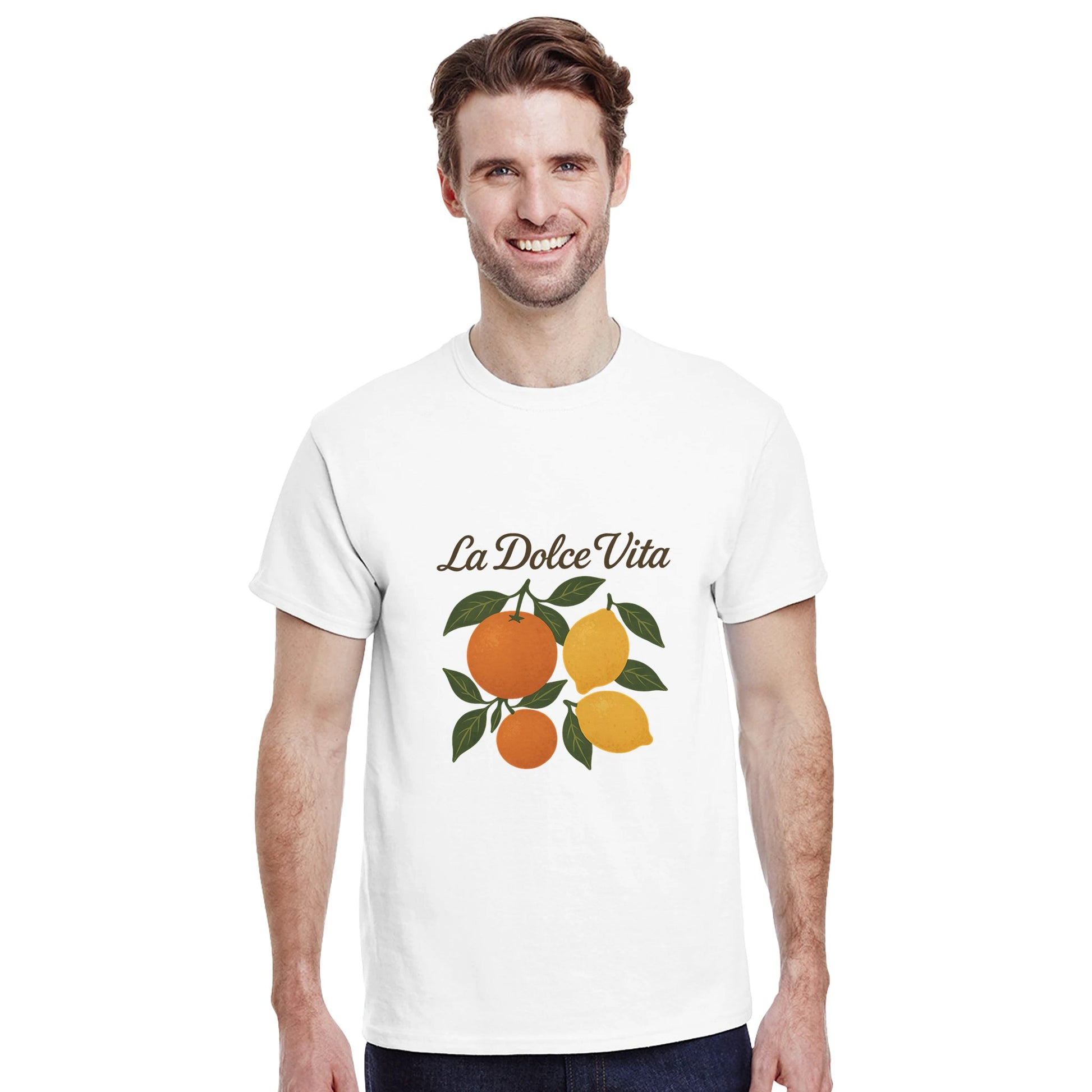 T-shirt med retro mönster av apelsiner och citroner, med den italienska texten 'La Dolce Vita' i elegant skrivstil.