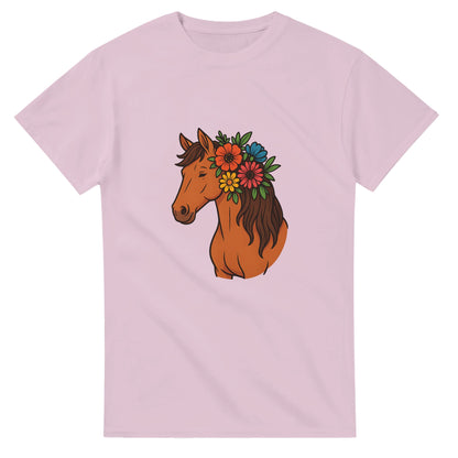 T-shirt med blommig häst i manen, perfekt för naturälskare.