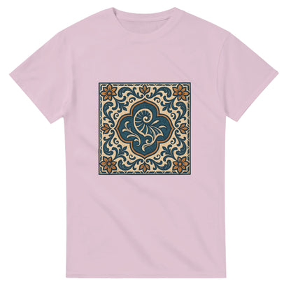 Portugisiskt inspirerad t-shirt i rustika färger, perfekt för vintage- och havsälskare.