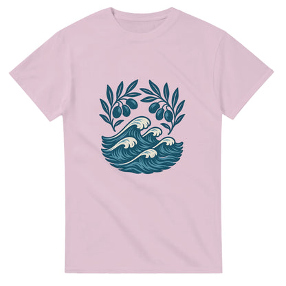 Tidlös T-shirt med grekisk charm, olivgrenar och kustlandskap. Bär stolt Olivträdets Charm.