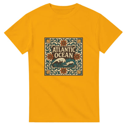 T-shirt med azulejomönster i vintagestil, inspirerad av Atlanten. Upplev Portugals skönhet och kultur.
