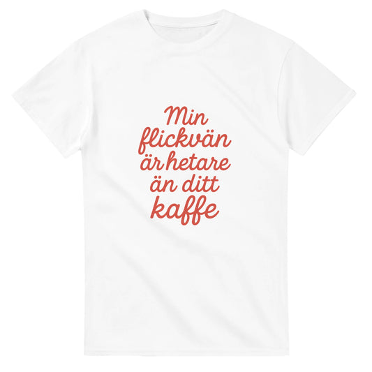 T-shirt med texten 'Min flickvän är hetare än ditt kaffe' i röd skrivstil. Perfekt för att visa kärlek med en touch av humor.