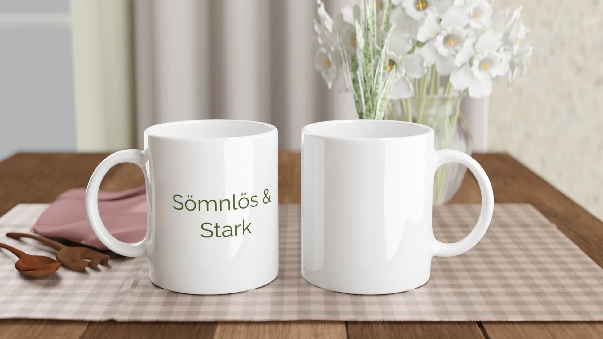 Hyllning till starka mammor som tacklar sömnlösa nätter med en kopp kaffe. Sömnlös & Stark.
