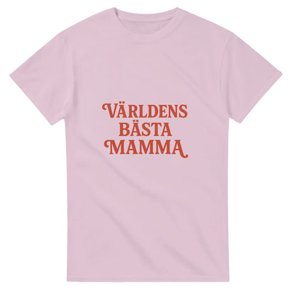 T-shirt med texten 'Världens bästa mamma' i charmig vintage-font och varm röd färg för en nostalgisk retrokänsla.