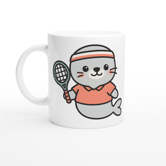 Sportig säl i tenniskläder, perfekt för havsälskare och tennisfans. Koppla av med denna mugg!
