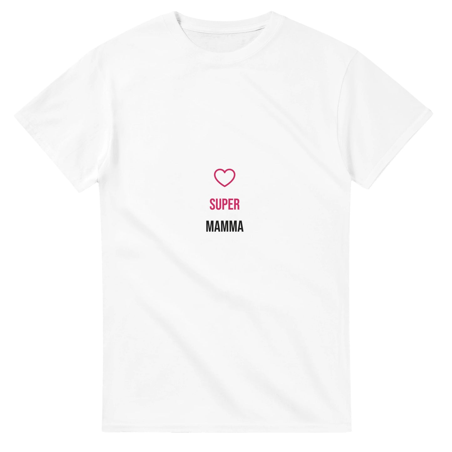 Kraftfull T-shirt med ikoniskt hjärta och texten 'SUPER MAMMA'. Hyllning till starka mammor.