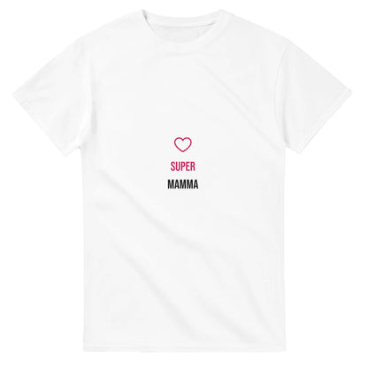 Kraftfull T-shirt med ikoniskt hjärta och texten 'SUPER MAMMA'. Hyllning till starka mammor.