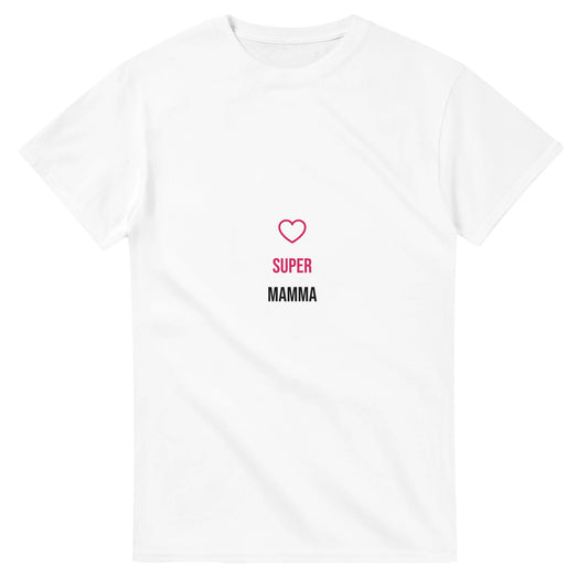 Kraftfull T-shirt med ikoniskt hjärta och texten 'SUPER MAMMA'. Hyllning till starka mammor.