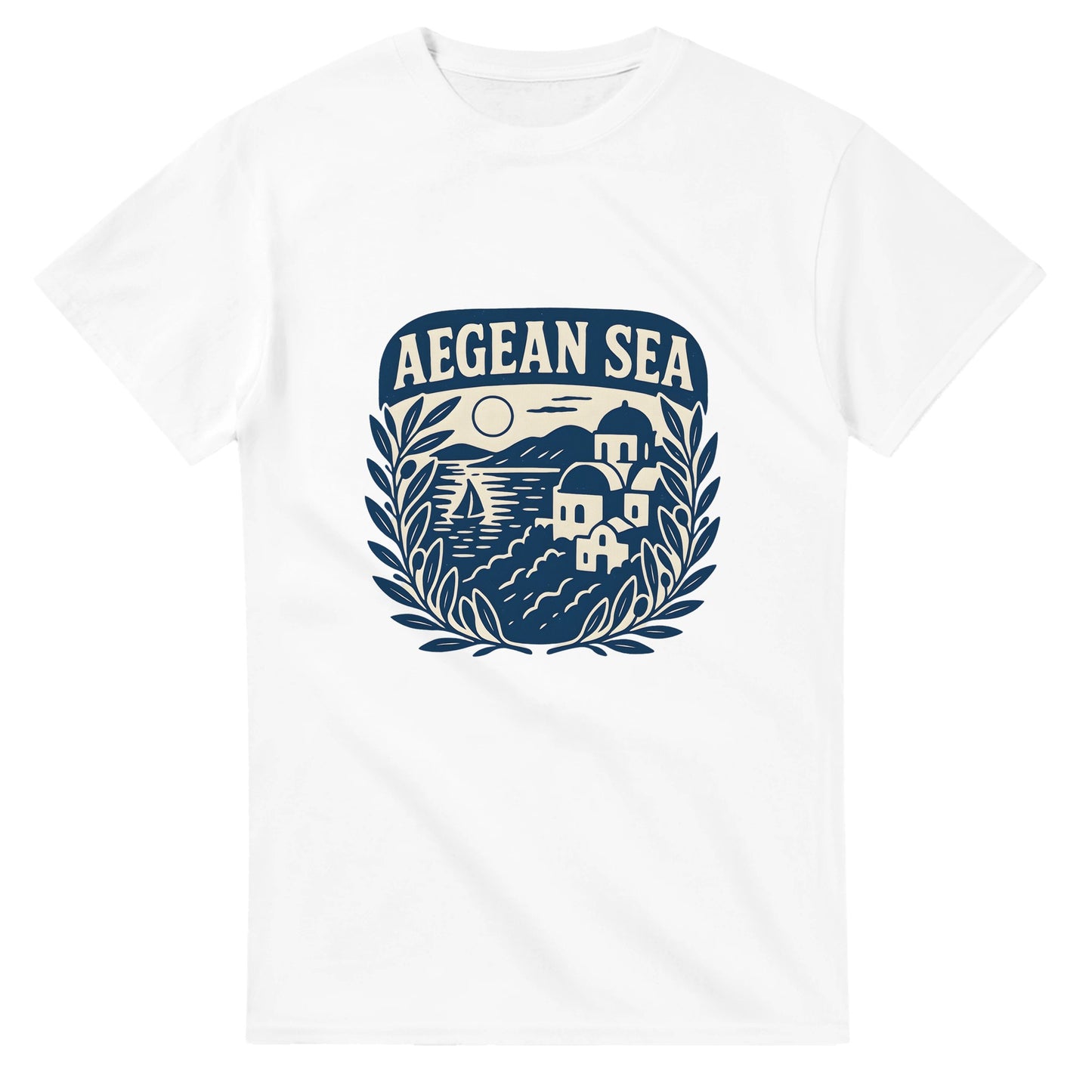 Tidlös skönhet från Egeiska havet. Klassiskt elegant T-shirt som fångar Greklands landskap.