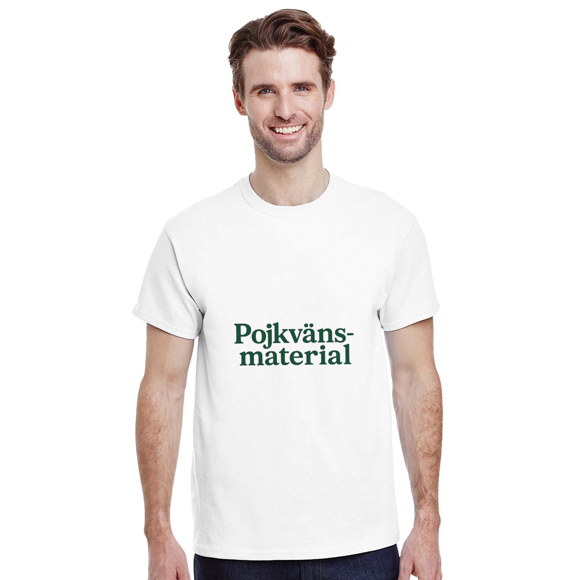 T-shirt för modern pojkvän med 'Pojkvänsmaterial' tryck i trendig font och djupgrön färg.