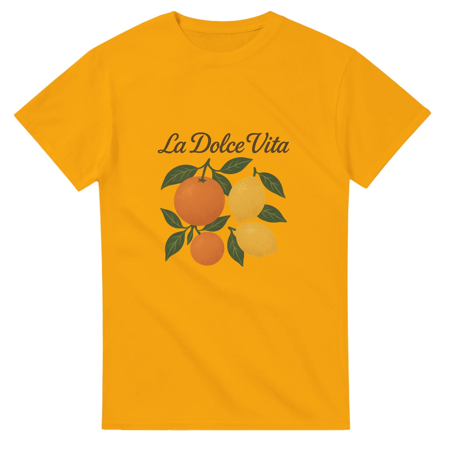 T-shirt med retro mönster av apelsiner och citroner, med den italienska texten 'La Dolce Vita' i elegant skrivstil.
