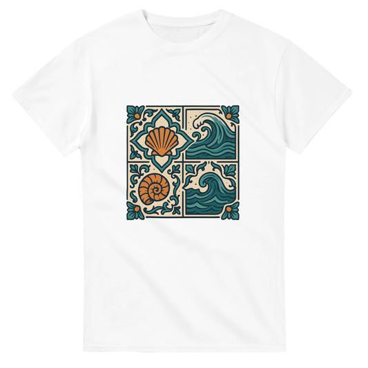 T-shirt med portugisiska kakelmönster i vintagefärger – perfekt för havsälskare och Portugal-fans.