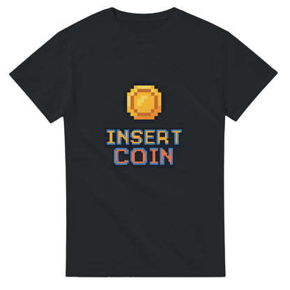 T-shirt med mynt och 'Insert Coin' text för nostalgiska gamers.