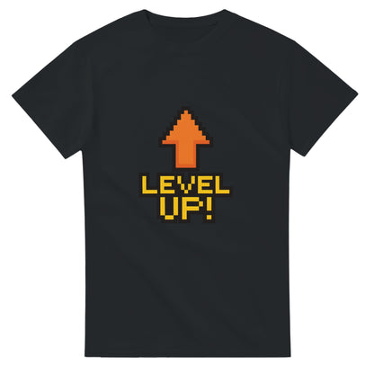 T-shirt med pixelart-motiv av stigande pil och texten 'Level Up!', inspirerad av retro tv-spel.