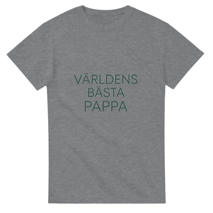 T-shirt med minimalistisk design, 'Världens bästa pappa' i tunn sans-serif font, elegant mörkgrön färg.