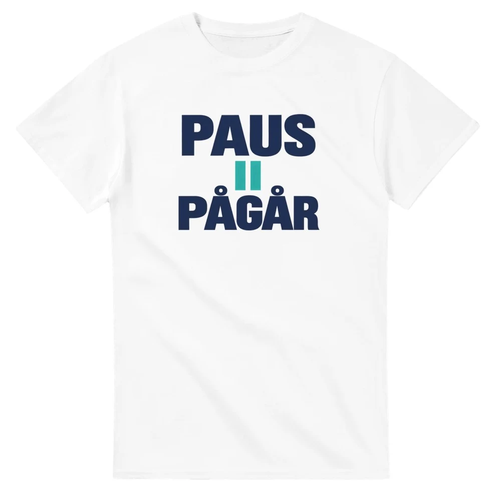 T-shirt – Paus pågår, vit – stort motiv på bröstet