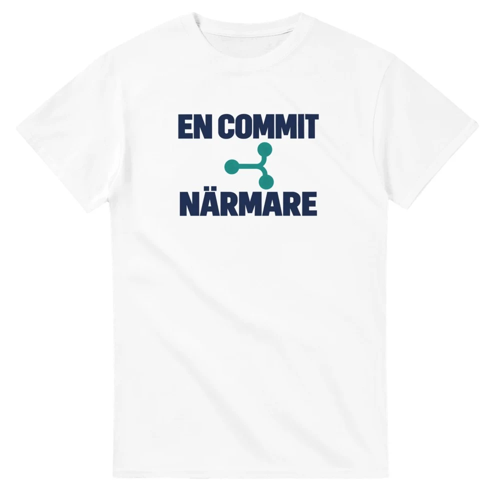 T-shirt – En commit närmare, vit – stort motiv på bröstet